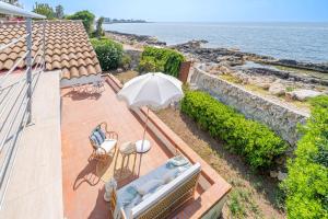 Villa fronte mare a Fontane Bianche con accesso diretto al mare