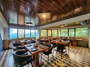 Sirhind Regency by Lazy Getaways, View & Balcony Rooms