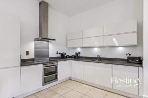 The Kensington Suite - 2Bed Apartment with Parking