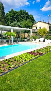 Luxurious large home with Pool, Garden, Koi Pond only 12 min to Octoberfest