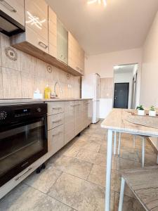 Soft Landing - Airport Apartment with Parking