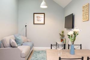 Nr 8 - Modern 2 Bed Flat - WiFi - Town Centre - Parking