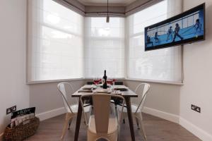 Nice! Triple window stylish studio West Hampstead