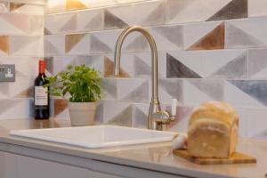 Nice! Triple window stylish studio West Hampstead