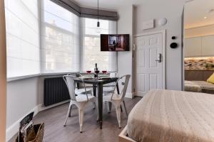 Nice! Triple window stylish studio West Hampstead