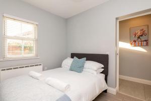 Modern 2 Bed Flat - WiFi - Town Centre - Free Parking