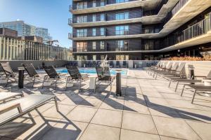 River North 1br w terrace grills yoga studio CHI-1032