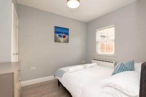 Modern 2 Bed Flat - WiFi - Town Centre - Free Parking