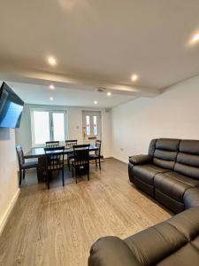 Sleeps 8, 4 bed 2 bathroom house with parking Balderton