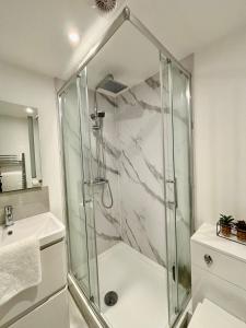 Sleeps 8, 4 bed 2 bathroom house with parking Balderton