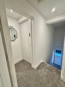 Sleeps 8, 4 bed 2 bathroom house with parking Balderton