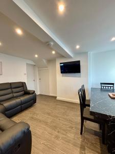 Sleeps 8, 4 bed 2 bathroom house with parking Balderton