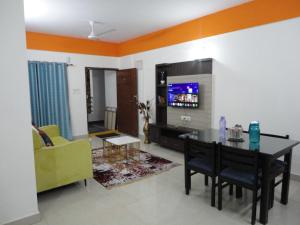 Lakeside Grand 302 with Wifi and lift, Non AC