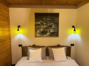 Clop&Cojoc Rustic old wooden house