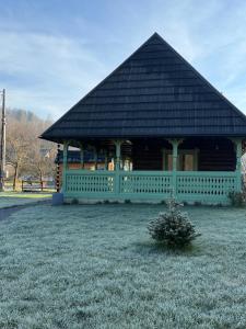 Clop&Cojoc Rustic old wooden house