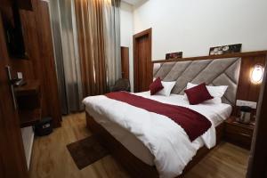 Om divine hotel