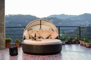 Dilli Villa by ELIVAAS with Private Movie Theatre & Pvt Pool with Hill Views