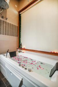 Dilli Villa by ELIVAAS with Private Movie Theatre & Pvt Pool with Hill Views