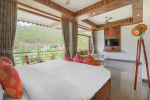 Dilli Villa by ELIVAAS with Private Movie Theatre & Pvt Pool with Hill Views