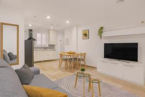 Larios Steps Apartment II by ELE Apartments