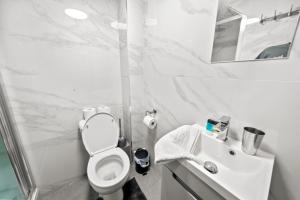 Stadium Suite Central 7BR Luxury Guest House By AltoLuxo Short Lets Serviced Accommodation With Free Wifi & Parking