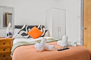 Stadium Suite Central 7BR Luxury Guest House By AltoLuxo Short Lets Serviced Accommodation With Free Wifi & Parking