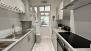 Luxury Suits on Piccadily Line Room No1