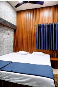 Hotel P-V-R BBSR - In Front OFF Station - Best Quality Hotell