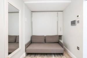 Perfect studio 5 minutes to tube- Basement