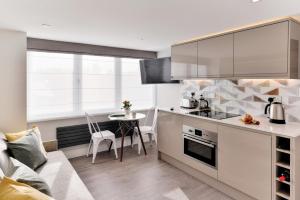 Lovely studio, 5 min West Hampstead.-Second floor.