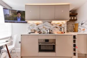 Lovely studio, 5 min West Hampstead.-Second floor.