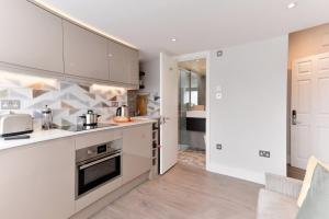 Lovely studio, 5 min West Hampstead.-Second floor.