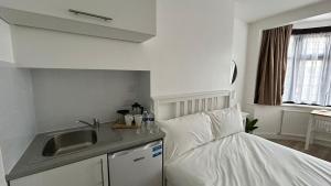 Luxury Suits on Piccadily Line Room No2