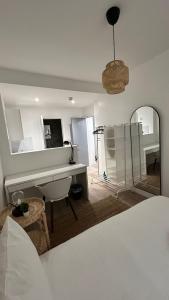 Luxury Suits on Piccadily Line Room No2