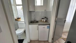 Luxury Suits on Piccadily Line Room No3