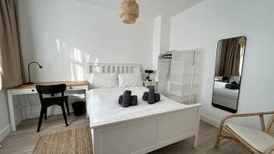 Luxury Suits on Piccadily Line Room No3