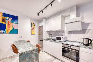 2 bedroom in Puerto Banus with open sea views