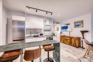 2 bedroom in Puerto Banus with open sea views