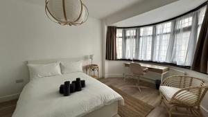 Family Ensuite Room for 3,Piccadilly Line,Work Desk & Easy Tube Access 4