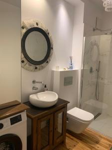 Elegant 2room apartment just 12 min to the beach