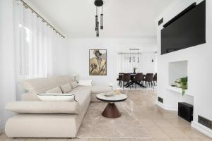 Unique House with 3 Bedrooms, Garden and Air Conditioning by Noclegi Renters