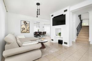 Unique House with 3 Bedrooms, Garden and Air Conditioning by Noclegi Renters