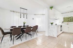 Unique House with 3 Bedrooms, Garden and Air Conditioning by Noclegi Renters