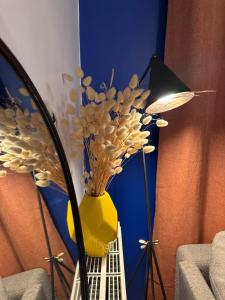 Small 2 room cocoon in a luxury building