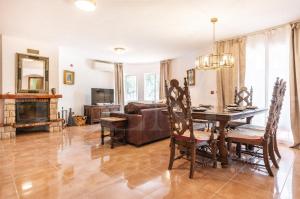 Spacious Andalusian villa with private pool REMS