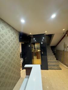 NEAR KASHI VISHWANATH NEAR GANGA lakhdatar home stay