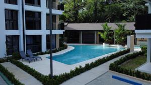 Bird & Surf 2BD Retreat Jungle Views Pool Gym