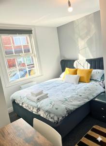 Home with 7 En-Suites & 4 Kitchens in Reading