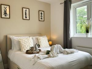 Heathrow Home - 4BR - Sleeps 6 - Free Parking - Work and Family Friendly