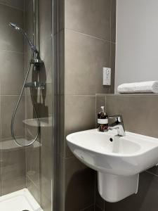 Heathrow Home - 4BR - Sleeps 6 - Free Parking - Work and Family Friendly